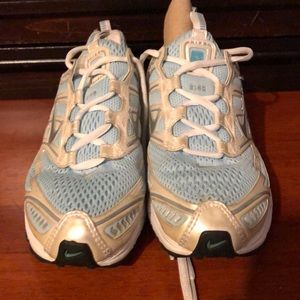 Ladies Nike tennis shoes